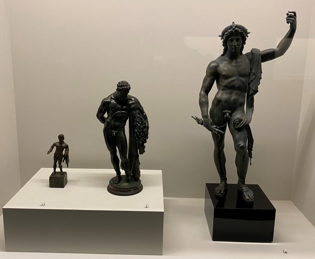 Statuette di Ercole, a sinistra, e di Veiove, la più grande (Tota Italia)